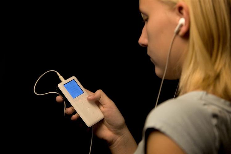 Forskerne satte otte forskellige små hovedtelefoner til en iPod og afprøvede dem på 60 patienter med pacemaker eller andre indopererede enheder. 