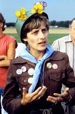 Petra Kelly i 1983 i tidstypisk antræk ved en blokade mod et amerikansk raketdepot i Mutlangen. Aktionerne var en protest mod USA's udstationering af Pershing II-missiler i det daværende Vesttyskland. Foto: Karin Hill/DPA 