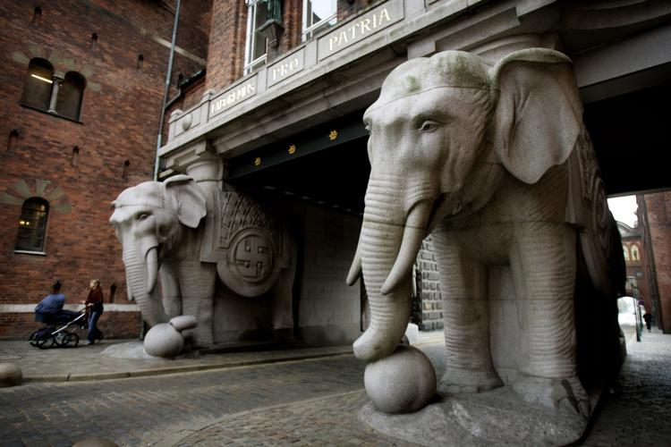Ølbrygningen er stoppet bag Elefantporten. Til gengæld rykker samtidskunsten ind. 3. september åbner nyt gallericentrum på Carlsberg. 