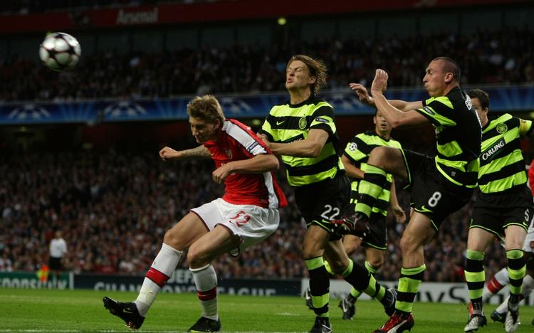 Bendtner i nærkamp med en række skotske spillere. 