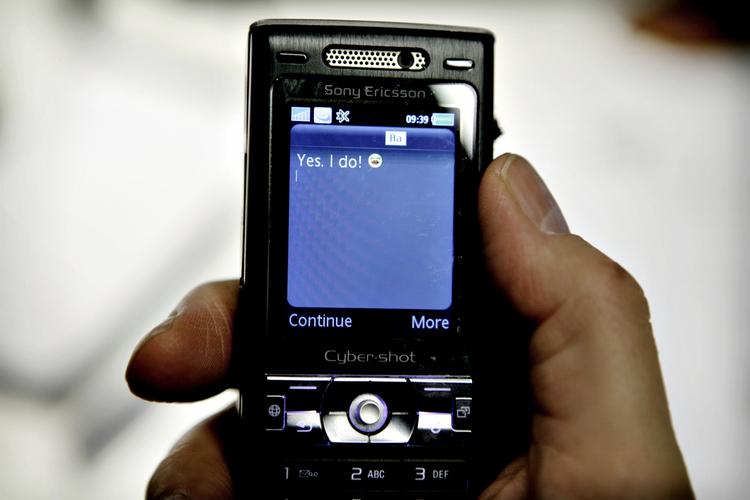 En undersøgelse har vist, at mennesker, som sms'er, hører musik og er på nettet samtidig leverer langsommere svar, end mennesker som kun gør en ting ad gangen. (Arkivfoto) 