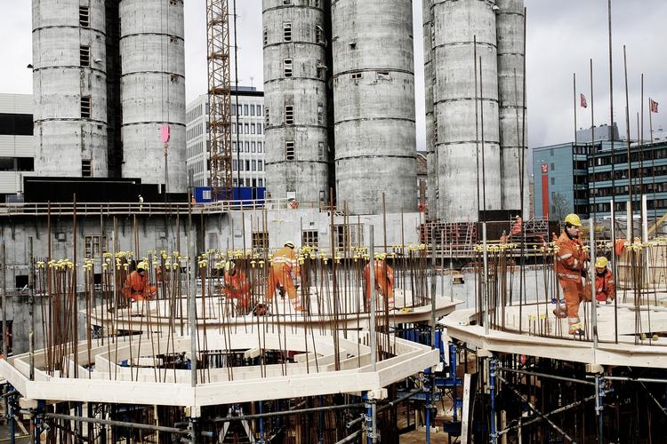 Nye tal viser, at beskæftigelsen inden for byggeriet et faldet markant mindre end inden for industrien og handels-, hotel- og restaurationsbranchen. (Arkivfoto) 