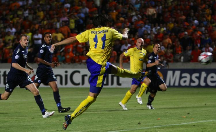 APOEL's Kosowski hamrer cyprioterne foran 1-0-. 