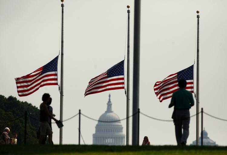 Flagene gik på halv ved Washington monumentet, da Edward Kennedy døde. 