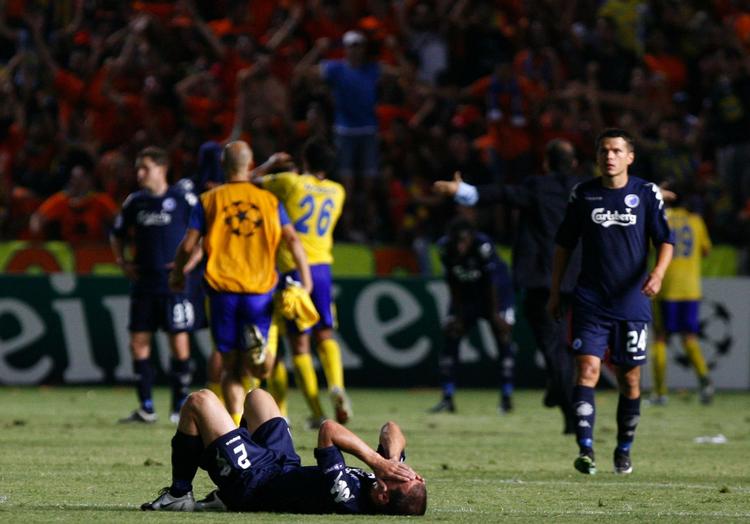 Som den slagne mand, han er, ligger Zdenek Pospech på ryggen efter nederlaget til Apoel Nicosia. 