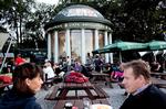 Som et ensomt græsk tempel i den grønne park har Café Pavillon Fælledparkens gæster helt for sig selv. Det burde den udnytte bedre. 