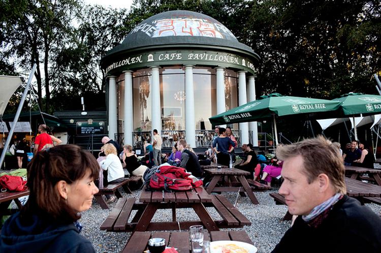 Som et ensomt græsk tempel i den grønne park har Café Pavillon Fælledparkens gæster helt for sig selv. Det burde den udnytte bedre. 