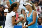 Finalen i Eastbourne gav i juni Caroline Wozniacki (th) sejren over Virginie Razzano efter to tætte sæt. 
