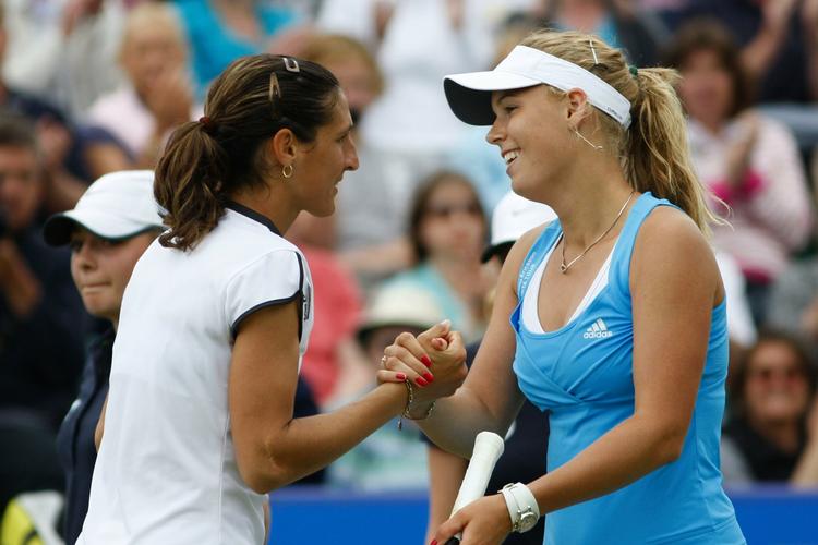 Finalen i Eastbourne gav i juni Caroline Wozniacki (th) sejren over Virginie Razzano efter to tætte sæt. 