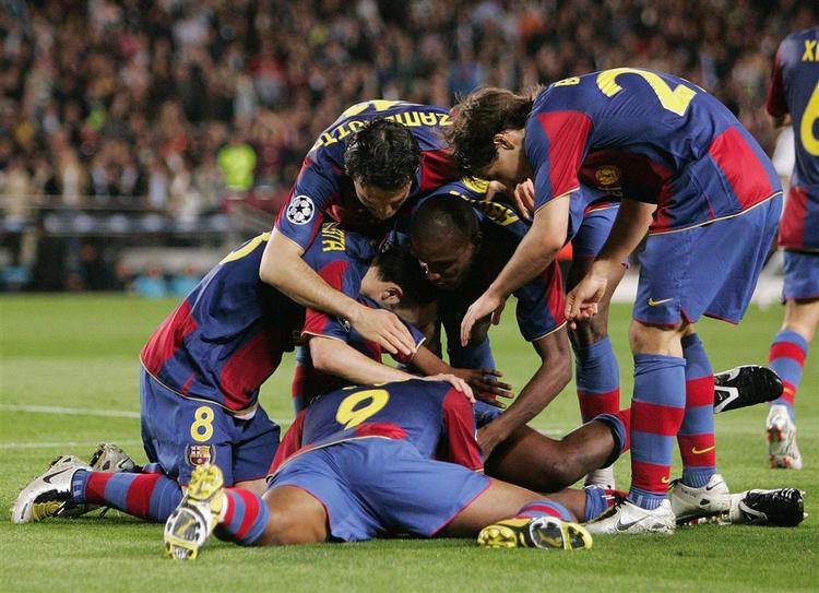 Barca-spillerne jubler efter Yaya Toures mål til 1-0 umiddelbart inden pausen. 