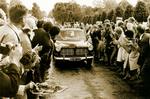 Her sidder tronfølgeren Margrethe selv bag rattet af sin Volvo Amazon. På passagersædet grev Henri. Foto: Polfoto fra bogen 