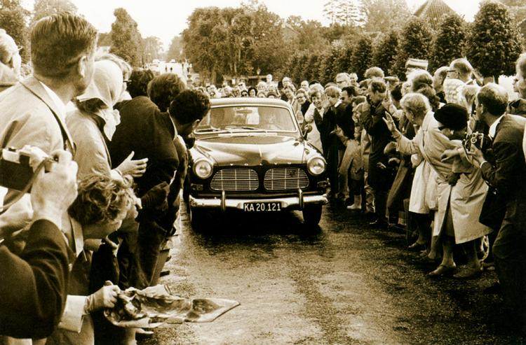 Her sidder tronfølgeren Margrethe selv bag rattet af sin Volvo Amazon. På passagersædet grev Henri. Foto: Polfoto fra bogen 