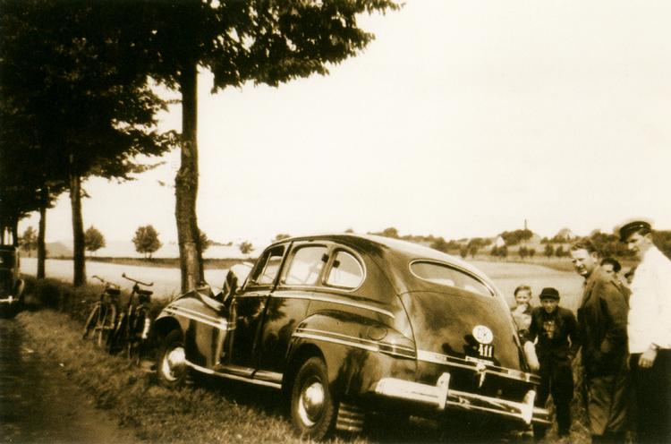 Den tunge Ford Mercury med dronning Ingrid bag rattet torpederede et vejtræ i nærheden af Gråsten Slot. Det var et hårdt sammenstød, men ingen blev alvorligt kvæstet. Foto. Polfoto fra bogen 