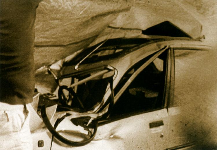 Både kronprins Frederik og prins Joachim kunne kravle ud af dette vrag en augustdag i 1988. Bilen rullede ned ad en skrænt. Foto: Polfoto fra bogen 