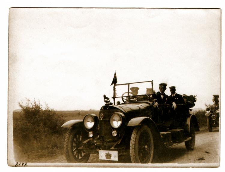 Christian X havde en løve som kølerfigur på sine biler, her en Mercedes fra 1920. Der er ingen fotografier fra trafikuheldet i 1898. Foto: Privat fra bogen 