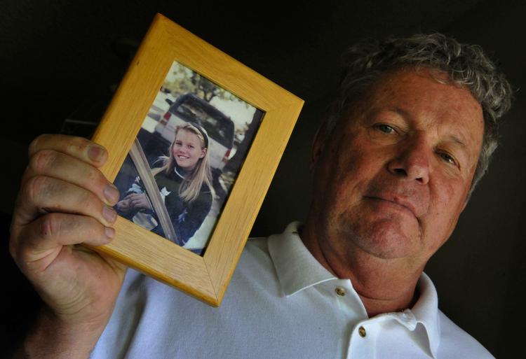 Jaycee Dugards stedfar William Probyn med et billede af pigen, der menes fundet 18 år efter sin bortførsel. 