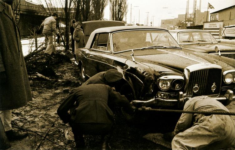 Her er det gået galt for kong Frederik IX, der kørte galt med sin Bentley i 1970. Hvorfor? Se en af artiklerne herunder. Foto: Polfoto fra bogen 