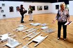 »Det der, det forstår jeg simpelthen ikke«, siger Pia Kjærsgaard ved mødet med kunsten på gulvet. Hun skal som repræsentant i Statens Kunstråd og Statens Kunstfond være med til at uddele ca. en halv milliard i støtte til dansk kunst de næste fire år. Foto: Ulrik Pedersen 