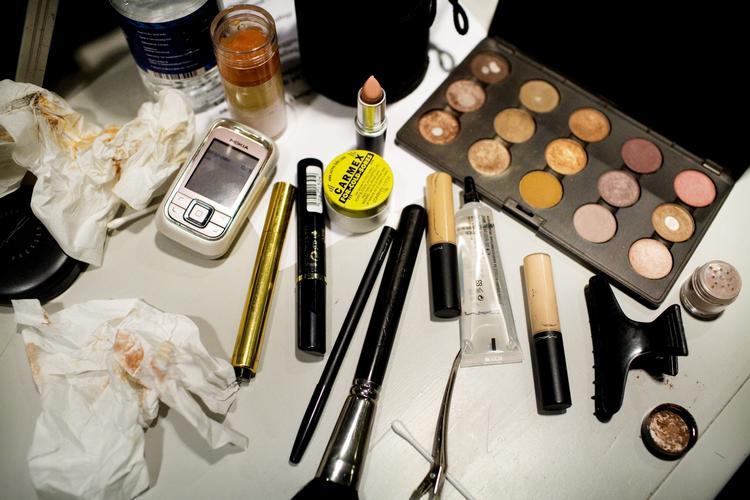 Mange kvinder med nikkelallergi bliver overrasket,  når de finder ud af, at der er nikkel i øjenmakeup. Derfor vil S nu have, at det skal stå på produkterne. 