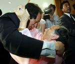 Nordkoreanske Kim Young-nam møder sin sydkoreanske mor, Choi Gye-wol ved et lignende genforeningsmøde i 2006. 
