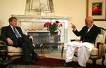 Den afghanske præsident Hamid Karzai (til højre) og den amerikanske udsending i Afghanistan, Richard Holbrooke, har haft en ophidset diskussion om præsidentvalget. (Arkivfoto) 