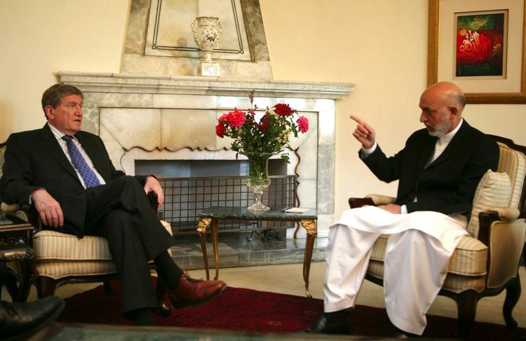 Den afghanske præsident Hamid Karzai (til højre) og den amerikanske udsending i Afghanistan, Richard Holbrooke, har haft en ophidset diskussion om præsidentvalget. (Arkivfoto) 