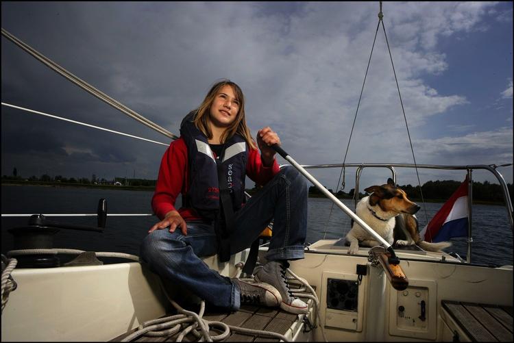 13-årige Laura Dekker har en drøm om at sejle jorden rundt. Hendes far kalder hende meget moden af sin alder og har givet grønt lys. 