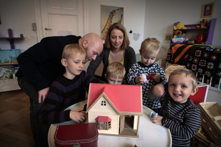 Pædagogfamilien Jacob Rasmussen og Signe Henriques med børnene (fra v.) Theodor, Bertil, Alva og Mathis, vil ikke mærke de 300 kroner, som de får ud af skattereformen fra S-SF. 