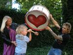 Køberen Inge-Lene Ebdrup og Nikolaj Ebdrup fik trommen overdraget af Mike Tramp fra Mabel. Foto: Have PR 