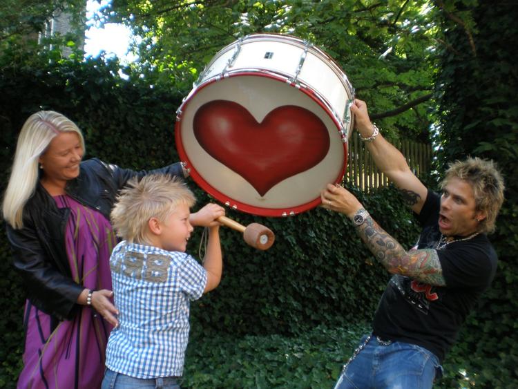 Køberen Inge-Lene Ebdrup og Nikolaj Ebdrup fik trommen overdraget af Mike Tramp fra Mabel. Foto: Have PR 