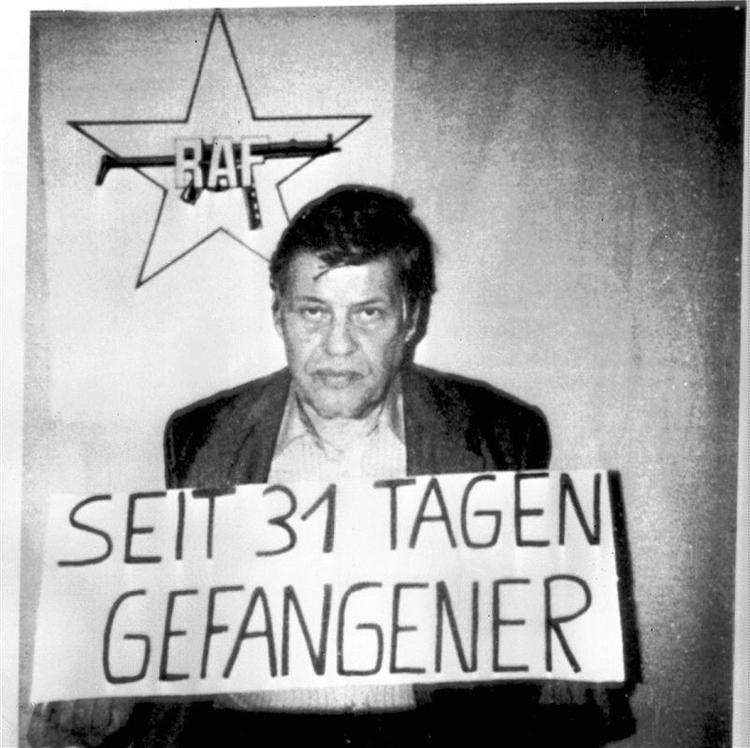 Hanns Martin Schleyer ses her, da han havde været bortført i 31 dage. 12 dage senere blev han myrdet. 