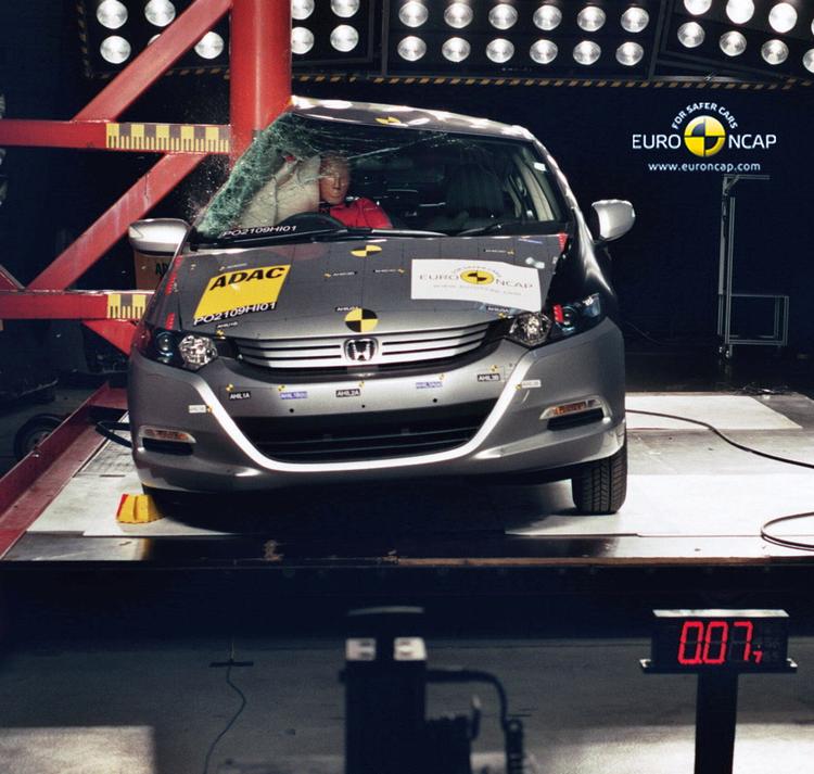 En ny øvelse i Euro NCAP's crashtest er pæletesten. Kollisionen sker med 30 km/t. Her er det Honda Insight, det går ud over. Foto: Euro NCAP 