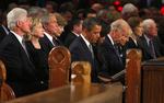 Fra venstre: Fhv. præsident Bill Clinton, udenrigsminister Hillary Clinton, fhv. præsident George W. Bush og hustru Laura Bush og på rækken foran: præsident Barack Obama, hustruen Michelle Obama, vicepræsident Joe Biden, Jill Biden, Rosalynn Carter og fhv. præsident Jimmy Carter. 