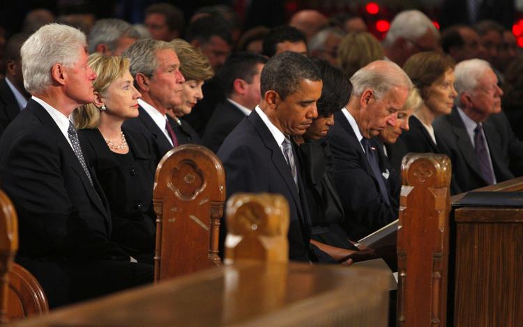 Fra venstre: Fhv. præsident Bill Clinton, udenrigsminister Hillary Clinton, fhv. præsident George W. Bush og hustru Laura Bush og på rækken foran: præsident Barack Obama, hustruen Michelle Obama, vicepræsident Joe Biden, Jill Biden, Rosalynn Carter og fhv. præsident Jimmy Carter. 