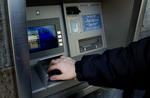 Flere svenske bankkunder risikerer fængselsstraf, fordi de hævede lidt for lystigt på grund af en systemfejl i betalingsautomaterne. (arkivfoto) 