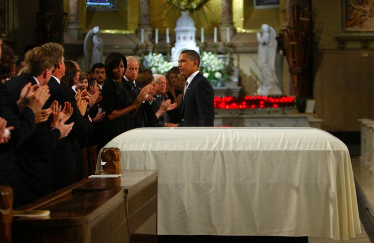 Præsident Obama ved Ted Kennedys kiste umiddelbart efter talen, hvor han hyldede senatoren for at have været 'sjælen' i det Demokratiske Parti. 