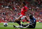 United's Nani bliver tacklet af Bakari Sagna. 