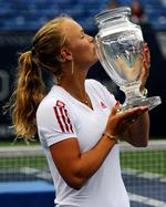 6-2, 6-4 over russeren Elena Vesnina, og Caroline Wozniacki kunne gøre, som hun gjorde sidste år, kysse pokalen som vinder af WTA-turneringen i New Haven. 