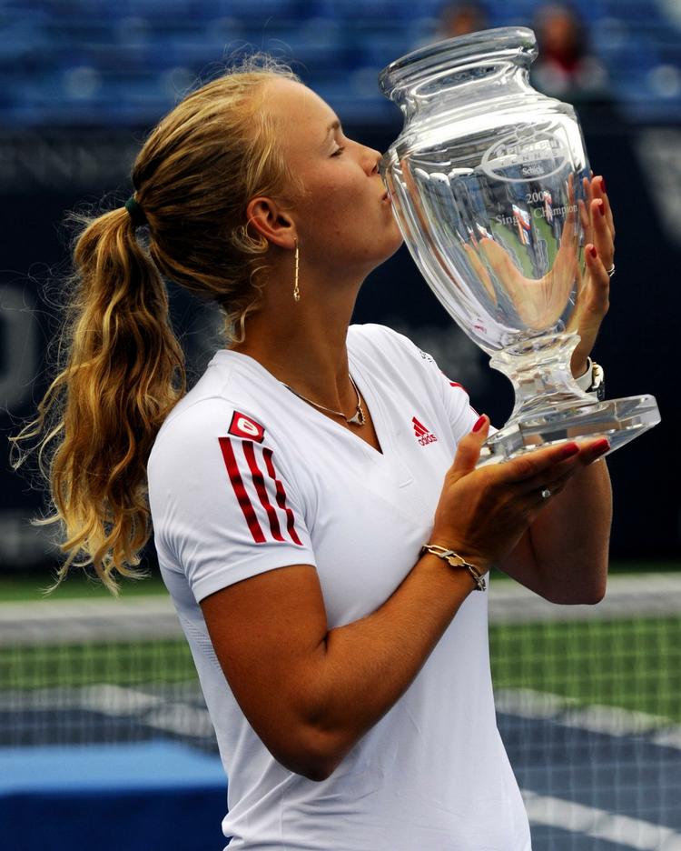 6-2, 6-4 over russeren Elena Vesnina, og Caroline Wozniacki kunne gøre, som hun gjorde sidste år, kysse pokalen som vinder af WTA-turneringen i New Haven. 