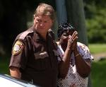 Politiet beroliger en ophidset kvinde efter et massedrab blev opdaget i trailerparken New Hope i det østlige USA. 