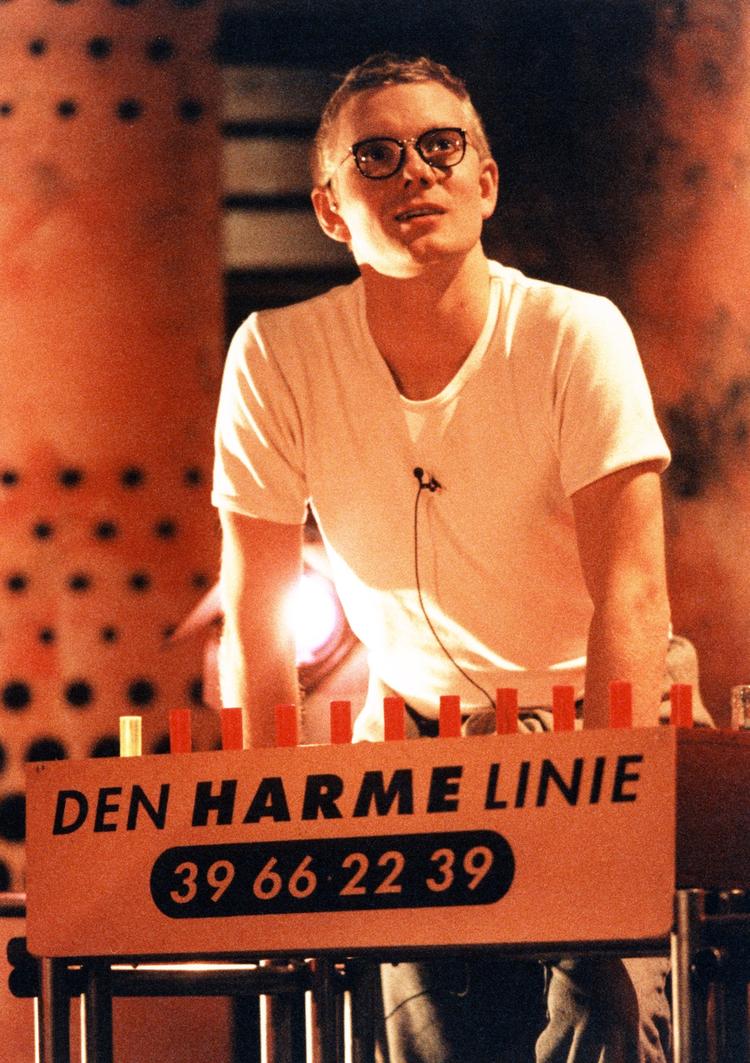 Casper Christensen var i 1992 vært på 'Den Harme Linje', hvor han blandt andet introducerede det legendariske rullefald. Arkivfoto. 