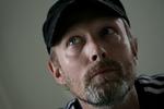 Lars Mikkelsen ved godt, hvad hans børn kan komme til at bebrejde ham, når de bliver ældre: »Jeg er her jo ikke. Jeg er jo på arbejde hele tiden«. Alle billeder i artiklen er taget af Politikens fotograf Finn Frandsen. 