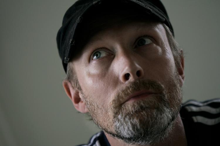 Lars Mikkelsen ved godt, hvad hans børn kan komme til at bebrejde ham, når de bliver ældre: »Jeg er her jo ikke. Jeg er jo på arbejde hele tiden«. Alle billeder i artiklen er taget af Politikens fotograf Finn Frandsen. 