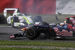 Jenson Button til venstre i billedet er udgået efter styrt, hvor McLaren Mercedes køreren Lewis Hamilton også var indblandet. 