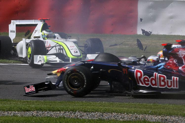 Jenson Button til venstre i billedet er udgået efter styrt, hvor McLaren Mercedes køreren Lewis Hamilton også var indblandet. 