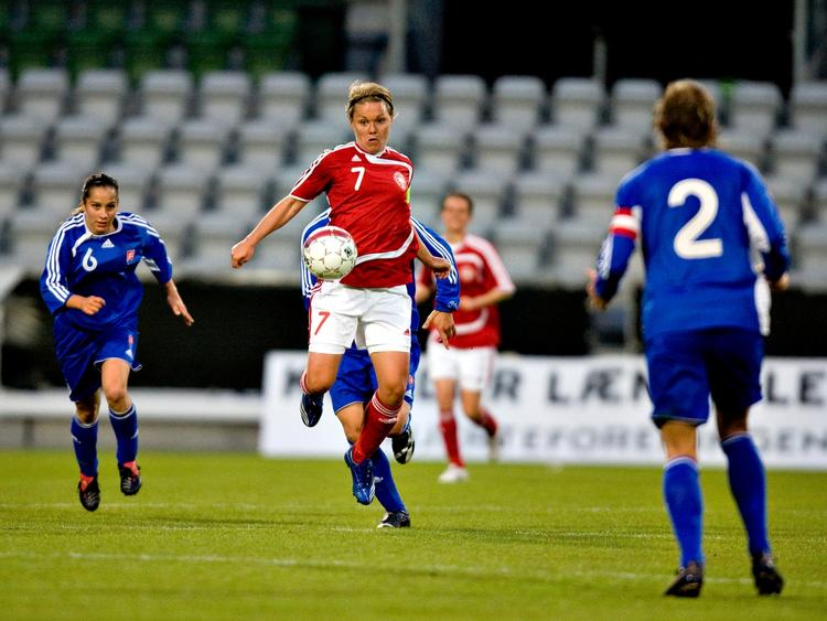 Cathrine Paaske-Sørensen og resten af kvindelandsholdet håber på hjælp udefra. Arkivfoto. 