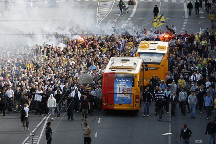 Flere Brøndby fans forsøgte at mase sig mellem to busser på Østerbrogade. 