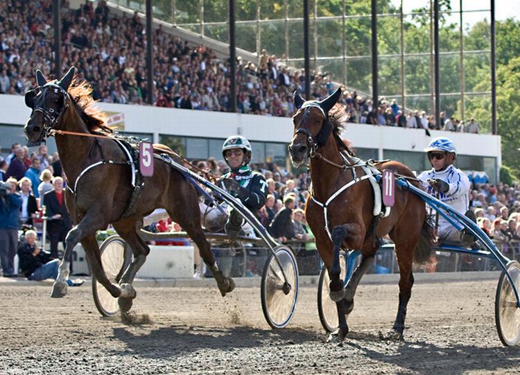 Nice Little Ært og Johnny Takter (tv) når forbi og holder sig foran Neo Smed (Flemming Jensen). 