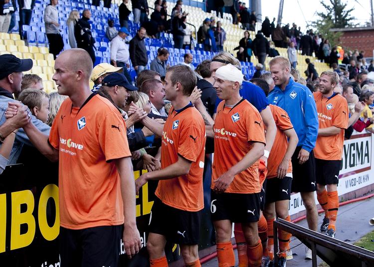 HB Køge-spillerne var glade efter sæsonens første sejr. Men træner Skarbalius mener, at der er plads til forbedringer. 