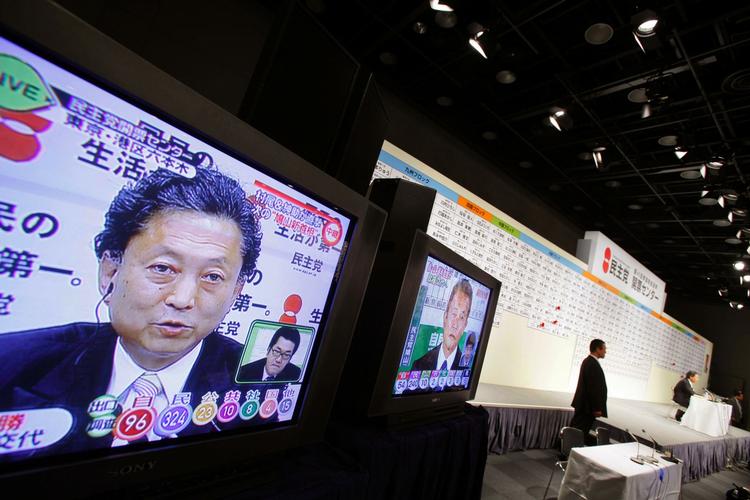 Japans kommende regeringschef Yukio Hatoyama, på tv-skærmene søndag aften 